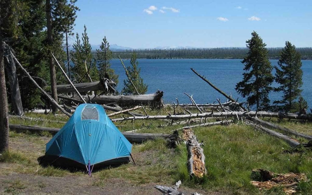 un tente installée en bord d'un lac