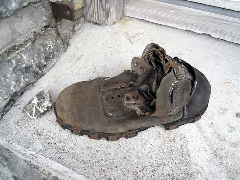 chaussures de randonnée usées au niveau du collier