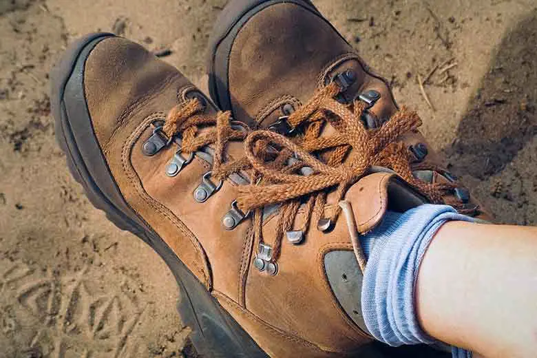 des lacets de chaussures de randonnées usés