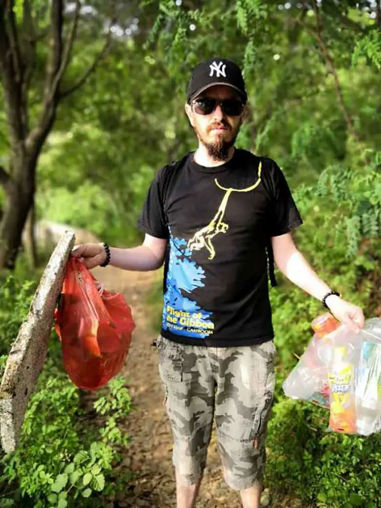 ramasser ses déchets et ceux des autres en randonnée