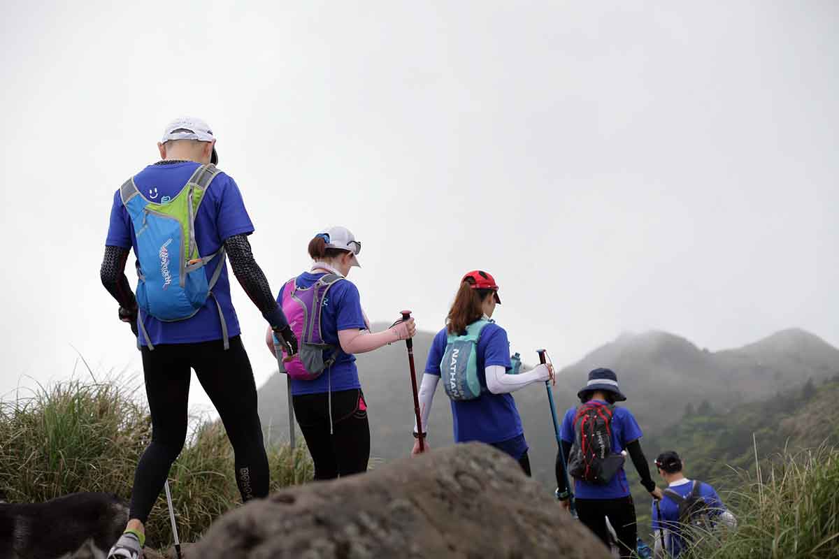 Comment marcher avec des batons de randonnée | Objectif Plein Air