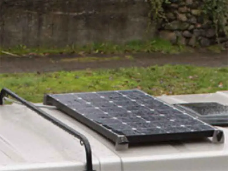 un panneau solaire rigide sur le toit d'un camper