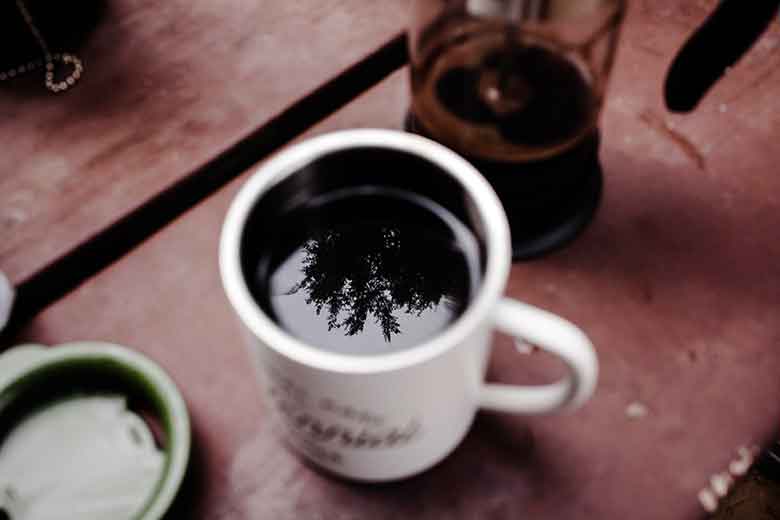 un bon café en camping préparé avec une presse française