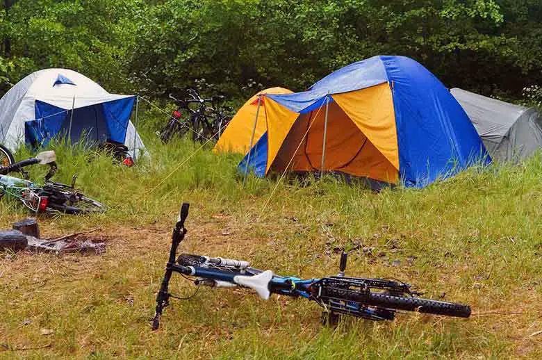 un groupe de cyclistes en camping