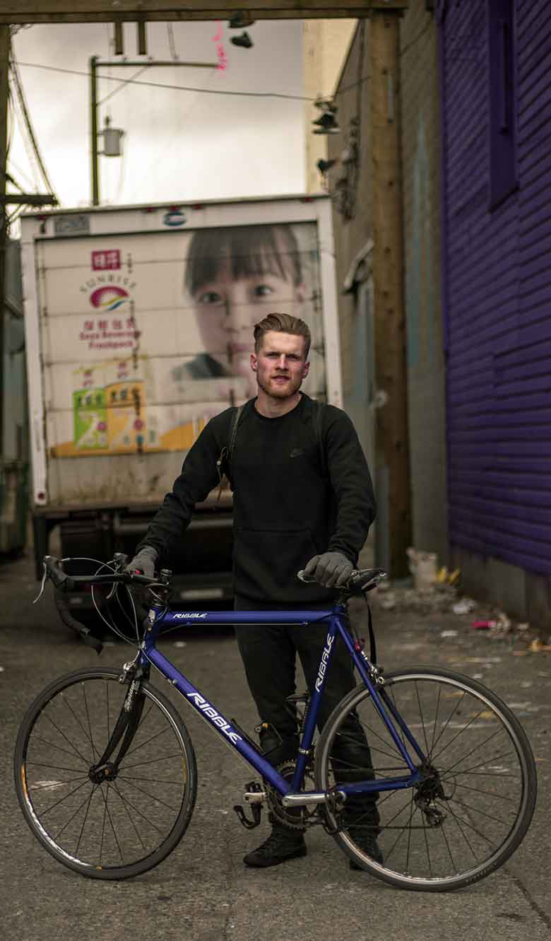 un cycliste debout à côté de son vélo