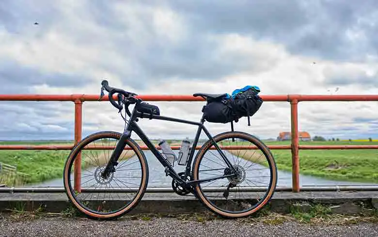 un gravel en bikepacking sur un pont