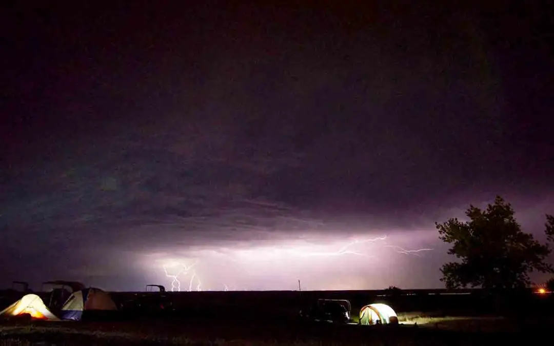 Dormir dans une tente sous l’orage, pourquoi ce n’est vraiment pas une bonne idée