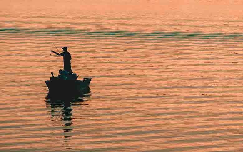 un pêcheur dans une barque bien stabilisée