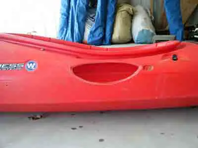 un énorme trou dans un kayak en plastique
