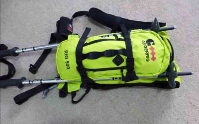 Comment attacher ses batons à un sac dos? Solutions simples