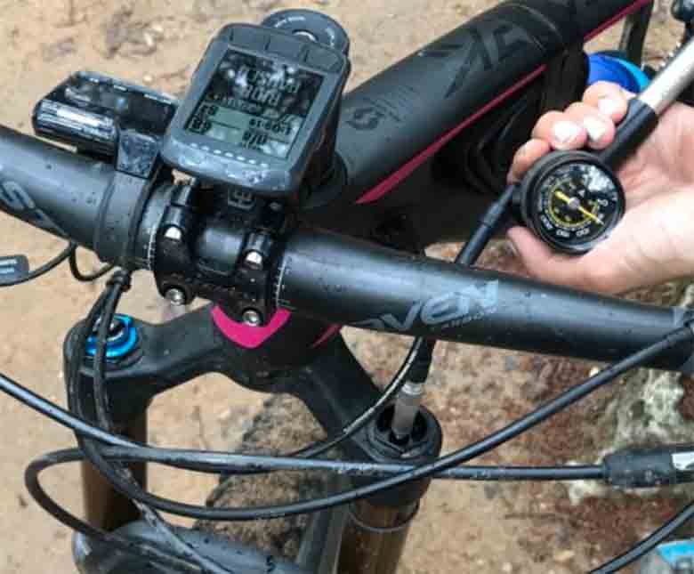 une pompe haute pression pour fourche de VTT
