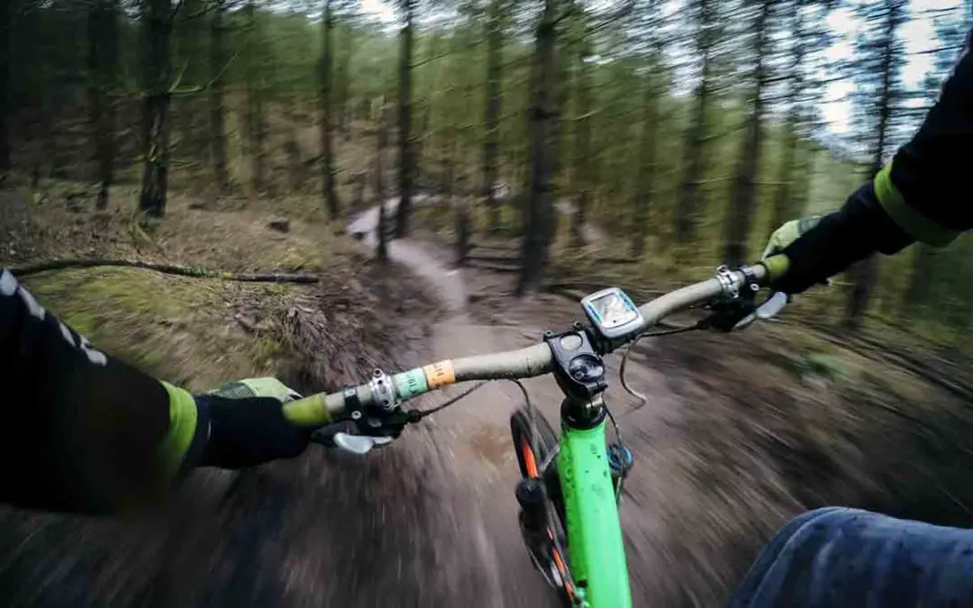 Comment ne pas avoir mal aux mains à VTT: la bonne position